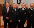 Bild:  Christine Hollederer
Landrat Richard Reisinger mit der Feuerwehr-Führungsriege (von links): die Kreisbrandinspektoren Hans Sperber und Christof Strobl, Kreisbrandmeister Michael Schmidt, Kreisbrandinspektor Hubert Blödt und Kreisbrandrat Fredi Weiß.