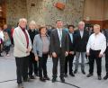Bild: bsc
Weihbischof Reinhard Pappenberger (hinten links) gratulierte der Pfarrgemeinde und ihren Verantwortlichen von der Kirchenverwaltung (von links) Helmut Schaumberger, Gabi Härtl, Wolfgang Schraml, Pfarrer Joseph, Architekt Peter Schraml, Armin Seidel von der Kirchenverwaltung und den Vorsitzenden des Pfarrgemeinderates, Carsten Klöble, zur gelungenen Renovierung der Pfarrkirche.