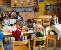 Bild: weu
Die Kinder in der neu eingerichteten Gruppe fühlen sich beim Essen und Basteln sichtlich wohl.