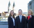 Bild: Weder
Filialleiter Christian Wolf mit den Immobilienexpertinnen Stefanie Fischer (links) und Erika Reinhart.