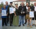Bild: Hirsch
Monika Schenk, Joachim Baranek, Josef Koch, Karin Mager, OB Andreas Feller, Michael Koch, Sabine Brunner, Werner Grünwald und Susanne Lehnfeld (von links) werben für „Bayerischen Bier- und Weinabend“ des Sängerbundes am 13. Oktober im Sperlstadl.
