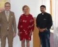 Bild: kdi
Von links Bürgermeister Sommer, Andrea Fürst und Pfarrvikar Pater John Gali.