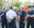 Bild: Gabi Schönberger
Der Wahlkampf und sein Drumherum beschert der Polizei viel Arbeit, wie hier in Neustadt, wo es bei einer AfD-Veranstaltung zu einer Gegendemonstration kam. Trotz der Streitigkeiten am Samstag plant die PI Weiden aber nicht, am nächsten Samstag prophylaktisch am Oberen Markt vertreten zu sein.