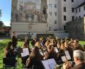 Bild: Magdalena Zach
Platzkonzert der Stadtkapelle vor der beeindruckenden Kulisse am Theatrum-Mundi-Platz.