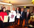 Bild: exb
Gleich vier amtierende und ehemalige Bürgermeister feiern mit dem FCN-Fanclub zur Linde Kleinfalz dessen 20-jähriges Bestehen. Von links 2. Vorsitzender Georg Kraus und Schriftführerin Ingrid Schneider vom FCN-Fanbezirk 2 Ostbayern, Zweiter Bürgermeister Thorsten Grädler aus Vilseck (verdeckt), Ehrenkoordinator Karl Teplitzky, Fanclub-Präsident Thomas Weisenberger, die Bürgermeister Michael Göth aus Sulzbach-Rosenberg und Winfried Franz aus Neukirchen sowie Altbürgermeister Gerd Geismann.