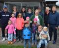Bild: jr
Papageienhalter Willi Kilian (links) freute sich über den Besuch der Kinder-und Jugendgruppe des Obst- und Gartenbauvereins Mitterteich, die eine exklusive Führung durch seine Papageien-Anlage erhielten. Dank zollten dafür OGV-Vorsitzende Marion Puchta (Dritte von rechts) und 2. Bürgermeister Stefan Grillmeier (Zweiter von rechts), sowie die Leiter der OGV-Nachwuchsgruppen.