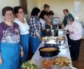 Bild: mez
Die Sprecherin des Pfarrgemeinderates, Marita Doleschal (links), freut sich über viele fleißige Hände beim Erntedank-Brunch im voll besetzten Herz-Jesu-Pfarrheim.