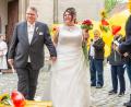 Bild: pml
Durch ein Spalier aus gelben Regenschirmen schreiten Stephan Siegert und seine Andrea am Tag ihrer Hochzeit.