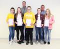 Bild: bej
Dirigent Sebastian Kunschir und Vorsitzender Edi Kunschir (von links, hinten) gratulierten Johanna Bösl, Marina Dietl, Paul Winter, Hannes Selch und Katharina Pößl (von links) zur erfolgreich abgelegten Bronzeprüfung.