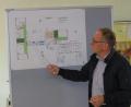 Bild: adj
Architekt Wolfgang Schultes erläutert die genauen Pläne.