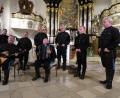 Bild: mng
Ihre Stimmgewalt ist beeindruckend: Der Ural-Kosaken-Chor unter ihrem Leiter Vladimir Kozlovskiy (links) beglückt die rund 100 Zuhörer in der Stadtpfarrkirche in Pressath mit russischen Volksweisen, teils mit Balalaika und Bajan begleitet.