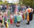 Bild: ibj
Mit voller Konzentration sind die Kindergartenkinder mit ihren Aufführungen beim Hobbykünstlermarkt bei der Sache.