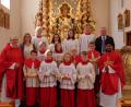 Bild: tkr
Die neuen Ministranten (vorne, von links) Bastian Fuchs, Andreas Scheuerer, Juliane Krafczyk, Anna Kühner, Bianka Saller, David Forster, Felix Eckl und Daniel Bodensteiner. Umrahmt werden sie von Pfarrer Herbert Rösl (links), Kaplan William Akkala, den Ministrantenbetreuern und den vier Oberministranten.