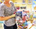 Bild: Lowak
Karin Schielder präsentiert die neuen Kinderbücher.