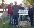 Bild: dob
Sonja Reindl, die Geschwister Vincent und Lena Seidl, Bianca Seidl, Gabriele Schwindl und Beate Schuch (von links nach rechts) von der Krabbelgruppe "Quietschenten" übergeben eine 500-Euro-Spende an Bereichsleiter Peter Wasen (Zweiter von links), der Jugendliche stationär im Kinderheim St. Elisabeth in Windischenbach betreut.