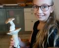Bild: ror
Anna Winderl aus Muglhof präsentiert stolz den Doppeldecker-Steinpilz, den sie gefunden hat.