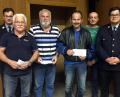 Bild: zer
Die Sieger beim Preisschafkopf derFeuerwehr Letza mit Vorsitzendem Florian Neumann (rechts) und Kommandant Jürgen Götz (links).