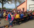 Bild: jml
Der Platz vor dem Gerätehaus war vollbesetzt beim Backofenfest der Feuerwehr.