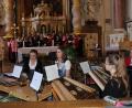 Bild: cs
Mit viel Applaus danken die Kirchenbesucher dem Ortsbäuerinnenchor des BBV-Kreisverbands Amberg-Sulzbach (im Hintergrund) sowie der Stubenmusik Gebenbach für die musikalische Gestaltung der Erntedank-Andacht.