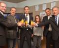 Bild: dob
Stefan Gebert aus Pleystein (Mitte) wagt mit Bonnfinanz den Schritt in die Selbstständigkeit und eröffnete ein Büro am Marktplatz 15. Kaplan Ulrich Eigendorf, Bürgermeister Andreas Wutzlhofer, Roxana Rotar, Helmut Baumgartner und Hans Lang (von links nach rechts) gratulierten dazu und stießen auf eine erfolgreiche Zukunft an.