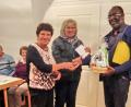 Bild: hai
Mit einem Geschenkkorb danken Agnes Horn (von links) und Regina Krywinski dem Pfarrvikar Augustine Oburota für seinen Vortrag über das Land Nigeria.