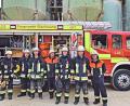 Bild: no
Die Aktiven der Feuerwehr Illschwang warten vor dem Betriebsgebäude auf den Einsatzbefehl von Jörg Flierl.