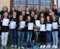 Bild: bph
Freudestrahlend präsentieren die ausgezeichneten Jungbläser ihre Urkunden im Kreis ihrer Orchesterkollegen zusammen mit den musikalischen Leiter Markus Ferstl (Zweiter von rechts) und der Leiterin des Nachwuchsorchesters Karin Raab (links).