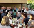 Bild: ibj
Zur heiteren Stimmung tragen die Lieder der Hahnbacher Sänger bei der Weinprobe teil.