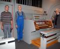 Bild: fjo
Beim renommierten Orgelbauer Rainer Kilbert (Mitte) aus Lappersdorf und seinem Mitarbeiter weiß Pfarrer Georg Hartl (rechts) die Überholung der Kirchenorgel in guten Händen.