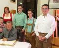Bild: nm
Bürgermeister Thomas Meiler (links) lädt zum Rathausempfang und zum Eintrag in das Goldene Buch ein. Dabei sind unter anderem Willi Jakob, Luca Preisinger, Schützenmeisterin Bettina Gillitzer-Sailer, Josef Pohl, Konstantin Sailer, Marco Vogl und Maximilian Sailer (von links).