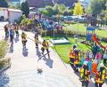 Bild: ü
Alles klappt wie am Schnürchen bei der Großübung zum Abschluss der Brandschutzerziehung im Kinderhaus St. Elisabeth: Ruckzuck sind die Mädchen und Buben evakuiert und die Feuerwehr vor Ort, um den angenommenen Brand zu löschen und die vermisste Person zu retten.