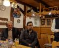 Bild: exb
Als erster Kunde überhaupt konnte der CSU-Abgeordnete Tobias Reiß eine Landkreis-Weste nach dem Vorbild des Landkreis-Jankers beim politischen Stammtisch in Plößberg probieren.