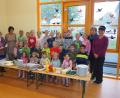Bild: gz
Im Beisein des Kindergartenpersonals stellte Margarete Lukas-Fuchs mit den Kindern frische Butter her.