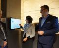 Bild: eib
CeBB-Leiterin Veronika Hofinger scrollt sich am Touch-Screen Monitor durch die Seiten der Ausstellung „1918 - 1968“. Rechts der Direktor des Tschechischen Zentrums München, Jiří Rosenkranz und links Rainer Christoph