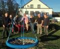 Bild: sei
Der Siedlervorstand greift zu Werkzeug und Pinsel und bringt den Spielplatz in der Kreuzäckersiedlung auf Vordermann.