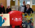 Bild: exb
Die Sparkasse in Weiden wird bunter. Geschäftsstellenleiterin Katja Beer (Zweite von links) begrüßt die Künstlerinnen Barbara Wilmers-Hillenbrand, Edith Baldauf, Nicole Y. Matschiner und Gerti Münch (von links).