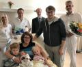 Bild: exb
Klein-Moritz (vorne, Mitte) wird sich später sicher nicht mehr daran erinnern, darf aber auch dann noch stolz datauf sein, im Jahr 2018 das 500. Baby am St.-Anna-Krankenhaus gewesen zu sein. Darüber freuten sich auch (hinten, von links) Hebamme Gerda Schmidt-Kretschmer, Stationsleiter Christian Haubner, Vorstand Klaus Emmerich, Chefarzt Dr. Sascha Vietoris; (vorne, von links) sowie die Eltern Melanie und Oliver Schmidt mit ihren Kindern Felix, Moritz und Hannah.