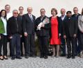 Bild: exb
Pfarrer Herbert Rösl (Fünfter von links), Kaplan William Akkala (Vierter von rechts) und Repräsentanten der Pfarreiengemeinschaft gratulierten Pastoralreferent Andreas Hartung (Sechster von links) zum Dienstjubiläum