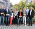 Bild: Christine Hollederer
Im Landratsamt wird die Grüne Hausnummer an fünf Hauseigentümer verliehen. Von links: Stellvertretender Landrat Hans Kummert, Martin Meier (Hirschau), Bernhard Lindner (Hahnbach), Carina, Ida und Georg Rumpler (Poppenricht), Lorenz Hirsch (Ammerthal), Britta und Matthias Bierler (Kümmersbruck) und Richard Gaßner (ZEN-Förderverein).