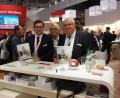 Bild: Bühner
Auch der Standortbroschüre "Gemeinsam Wege gehen" werben Wirtschaftsförderer Nicolas Lahovnik und Rudolf Hölzl (von links) bei den Investoren auf der Expo Real in München.
