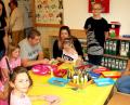 Bild: R. Kreuzer
Für die Kinder gibt es beim Tag der offenen Tür viel Kurzweil bei Bastelarbeiten, hier mit Leiterin Barbara Zehrer (links).