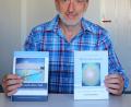 Bild: hä
Dr. Erwin Brucker zeigt seine beiden Bücher. Sein neustes Werk heißt "Blick in den Himmel: Neue Nahtoderlebnisse - Mystik - Vergebung".