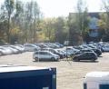 Bild: Gabi Schönberger
Der provisorische Parkplatz am Langen Steg wird gut genutzt. Aber die Stadt verdient bisher nur wenig damit. Jetzt stehen einem teueren Ausbau (1,2 Millionen Euro) auch noch Altlasten in Form von mit Restmüll gefüllten Bombentrichtern im Weg.