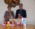 Bild: kgg
Gudrun Sirtl und Werner Hahn bei der Übergabe der Puppen und Spielzeugautos.