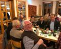 Bild: sl
Bürgermeister Anton Kappl (rechts) freute sich, dass der Kreisvorsitzende Stephan (Zweiter von rechts) Oetzinger zum Weinfest nach Leuchtenberg kam und in geselliger Runde mit Vizebürgermeister Karl Liegl (Vierter von rechts) und Ehrenvorsitzenden des Männergesangverein „Liederkranz“ Josef Winter (vorne) ließ es sich feiern.