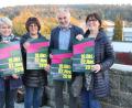 Bild: prh
Andrea Sonnauer, Conny Meyer, Ernst Umann und Roswitha Jobst (von links) präsentieren das Plakat zur Herbstausstellung "Neustädter Maler" mit elf Künstlern im Rahmen der 800-Jahr-Feier der Stadt.
