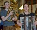 Bild: privat
Christoph Butz (rechts) mit Akkordeon bei einem Auftritt der Band „Tschucki Tschucki“ zusammen mit Johannes Greß, der Bariton spielt. Die Musik ist das eine große Hobby, Fußball das andere.