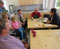 Bild: adj
Interessiert folgen die Besucher den Worten von Pomologe Michael Altmann bei der Obstsortenbestimmung des Obst- und Gartenbauvereins Haberland.