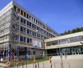 Bild: Hösamer
Die Gebäude des Beruflichen Schulzentrums Oskar von Miller Schwandorf haben alle ein Flachdach. Auch die neue Werkstatt wird kein Satteldach bekommen.