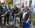 Bild: Petra Hartl
Spatenstich zur Neugestaltung des Pausenhofes an der Jahn-Grundschule.